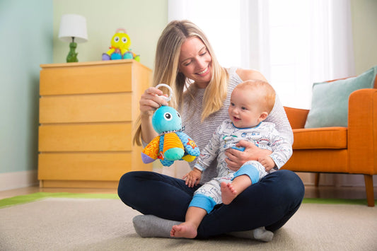 Pakabinamas kelioninis kūdikio žaislas „Aštuonkojis Semas“
